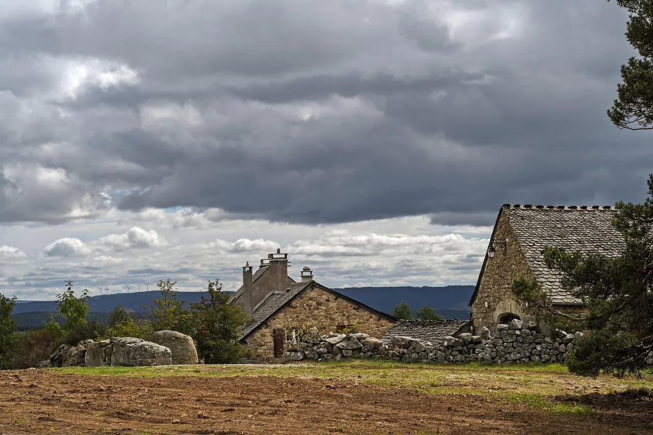 Bâtiments de ferme en pierre et toitures anciennes