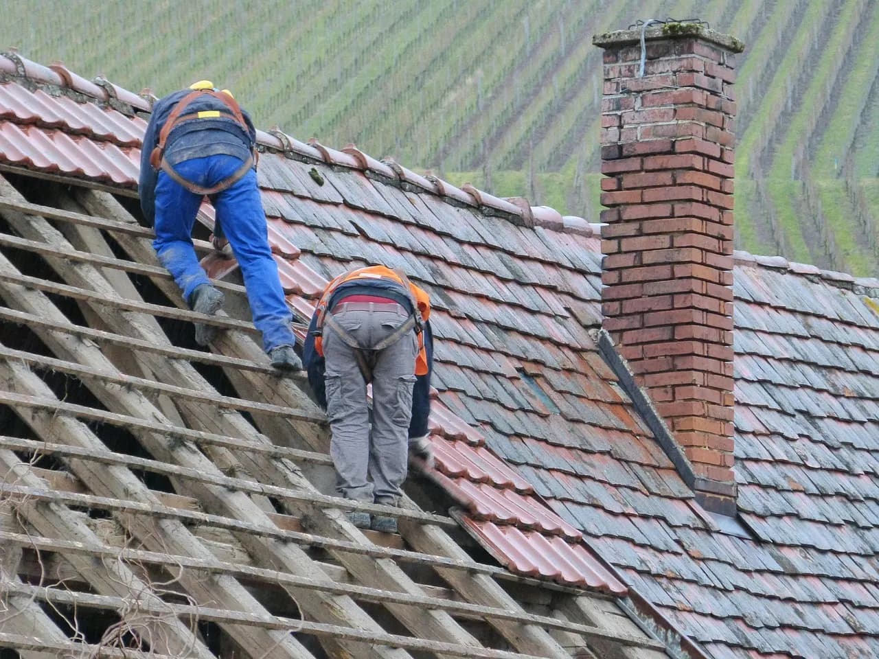 Couvreurs au travail sur une toiture en cours de rénovation
