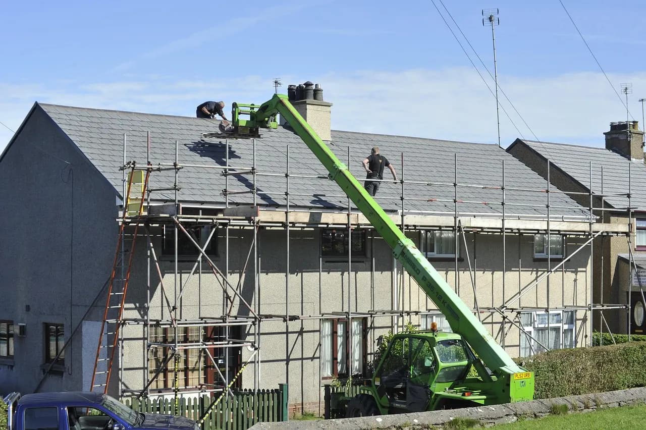 Intervention sur une toiture avec nacelle pour un nettoyage de toiture